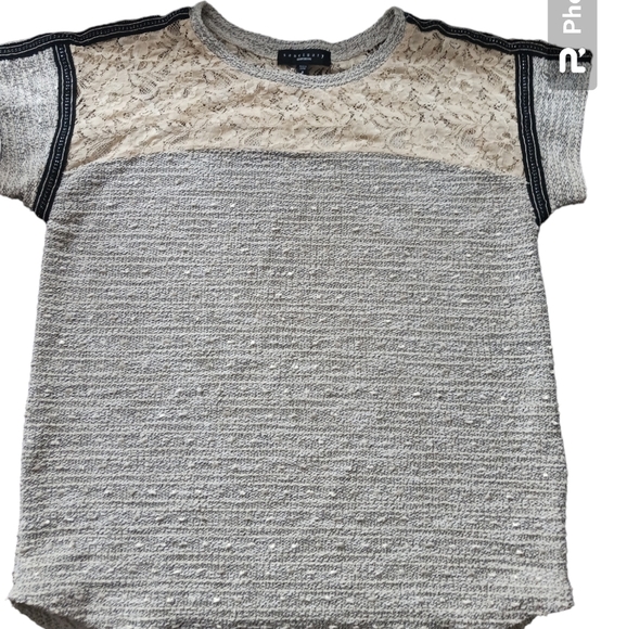 Elegant lace and metal top - Picture 5 of 11